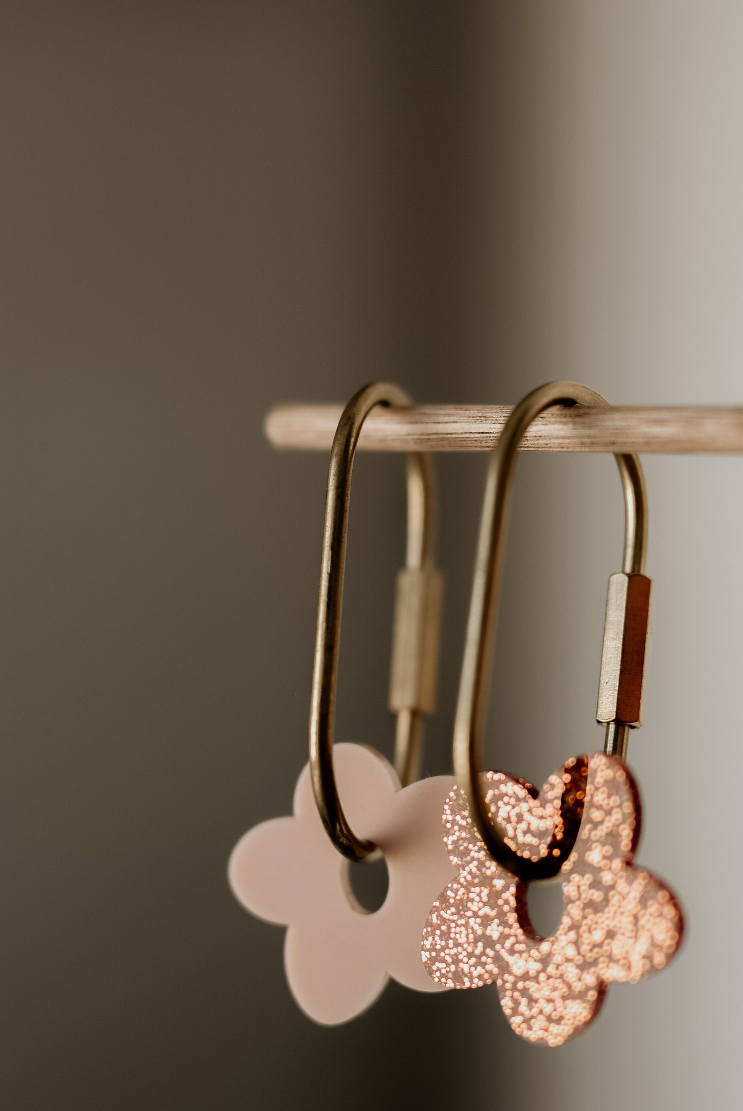 Loop Acrylic Daisy Keyrings/Bag tags