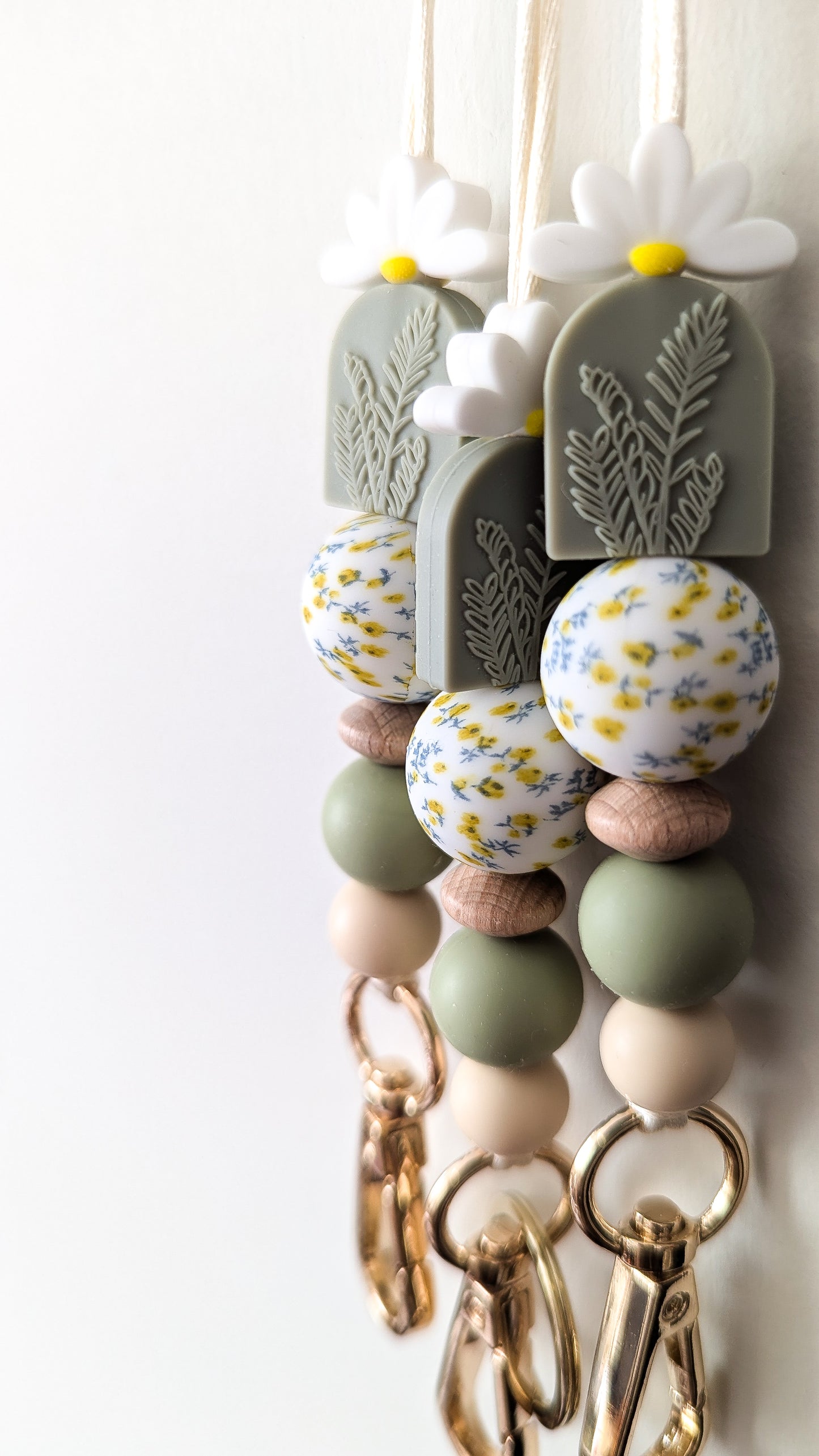 White half daisy with JJ laurel Lanyards